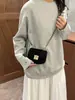 Bolso pequeño de gamuza de moda para mujer, nuevo bolso versátil con cadena para hombro y bandolera 2026, bolso pequeño cuadrado de otoño e invierno