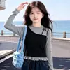 Conjunto de Dos Piezas para Niñas Primavera/Otoño 2026 Estilo Coreano Moderno de Moda Top Falso de Dos Piezas Manga Larga Jeans Dulces de Dibujos Animados