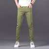 Calça jeans masculina europeia de alta qualidade na cor verde claro, novo modelo outono 2026, corte slim, skinny, stretch, calça masculina casual da moda e trendy