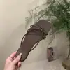 Primer Encuentro Ji Retro Versátil Chanclas de Tira Fina para Mujer Verano Uso Exterior Cómodas Nuevas Planas Dedo del Pie Separado Antideslizantes Estilo Coreano Persona