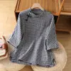 Camisa Retro de Cuadros Estilo Chino Nuevo de Verano para Mujer, Cuello Diagonal con Cierre de Botones, Top Versátil de Algodón y Lino Artístico Zen para Té