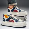Nuevas zapatillas blancas de suela gruesa de moda para hombre para la temporada de primavera y otoño, con patchwork de cuero y diseño de caña baja, adecuadas para estudiantes, para ir al trabajo y para uso casual