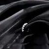 Brincos de Design Niche Yu Hong para Homens, Argolas Lisas com um Toque de Luxo, Brincos de Tarraxa com Zircônia Branca, Venda Direta do Fabricante
