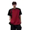 Camiseta de Manga Corta con Bloques de Color Negro y Rojo para Hombre de Marca Americana de Moda Urbana, Diseño Casual Versátil y Elegante con Hombros Acolchados