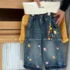 Conjunto Versátil de Top Listrado em Jeans com Estampa de Desenho para Meninas Outono Calça Reta Conjunto de Duas Peças Novo para Meninas 2026
