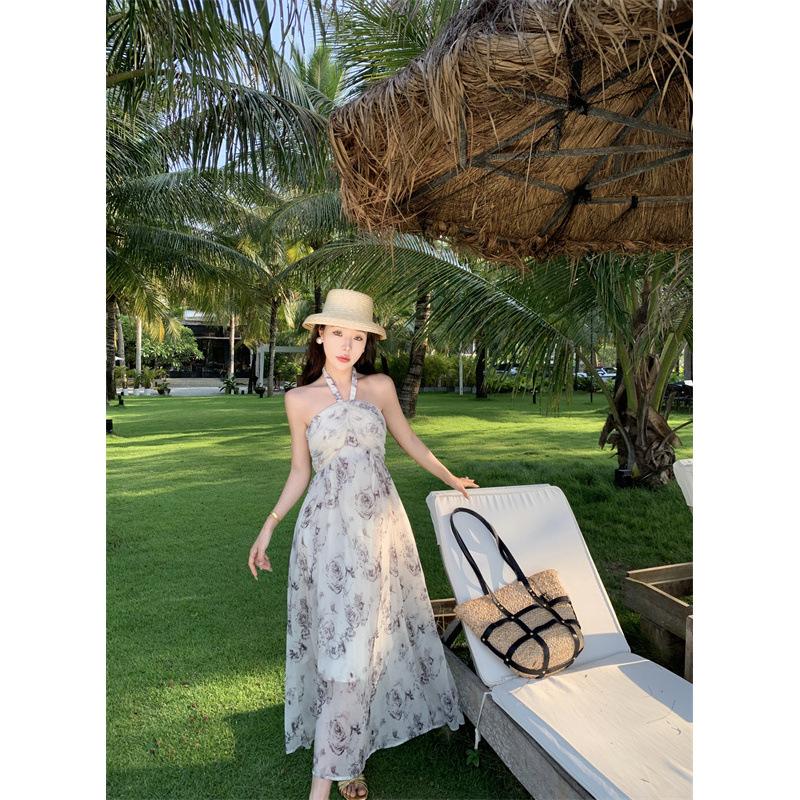 高级感玫瑰印花挂脖吊带连衣裙夏季2023女新款气质温柔收腰长