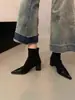 Botas de Cano Curto Apontadas de Design de Nicho Femininas 2026 Nova Moda Outono Inverno Botas Individuais Patchwork Camurça Salto Grosso Elásticas Emagrecedoras