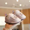 Nuevos zapatos de primavera y otoño para bebés y niños pequeños de 0 a 1 año y medio, zapatos infantiles de dibujos animados con suelas blandas y características antideslizantes, zapatos que chirrían para niñas
