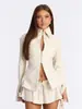 Chaqueta de cuero sintético ajustada, estilo retro, con doble cremallera, huecos, dobladillo asimétrico y mangas acampanadas, de longitud corta.