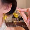 Brincos de Argola Flor de Metal Pétala Retro Francês Elegante Luxo Leve Nicho Moda Europeia e Americana Versátil Brincos de Toque de Luxo para Mulheres