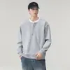 Sudadera de marca moderna estilo americano para hombre, imitación dos piezas, cuello henley, primavera/otoño 2026, corte holgado, talla grande, top de manga larga, camiseta básica
