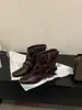 Botines de tobillo para mujer estilo europeo y americano, punta cuadrada, con tachuelas en la hebilla del cinturón, nueva colección de otoño e invierno, tacón grueso, versátiles y modernos, con diseño de volantes