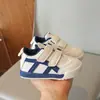 Tênis Esportivo de Solado Macio para Meninos Primavera e Outono 2025 Sapatos de Bebê Tênis de Couro Respirável para Meninas Sapatos Antiderrapantes para Jardim de Infância