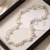 Elegante collar largo de perlas estilo coreano para mujer, versátil para otoño e invierno, exquisita cadena para suéter, colgante de letra simple y único, venta al por mayor