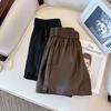 Pantalones cortos de cuero sintético negro para mujer, botas adelgazantes de cintura alta para otoño e invierno, pantalones de pierna ancha de corte A, ropa exterior de talla grande, pantalones de cuero para personas pequeñas