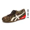 Couro de Vaca ~ 5cm Aumento de Altura Estampa de Leopardo Sapatos Morais para Treinamento para Mulheres Outono e Inverno 2025 Novos Sapatos Esportivos e Casuais Versáteis de Solado Grosso Super Macios