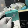 Pulseira T dupla de alta qualidade para mulheres, totalmente cravejada com diamantes, feita de madrepérola branca natural, superfície lisa, acabamento de precisão CNC, luxo leve, versátil, disponível para atacado de transmissões ao vivo