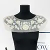 Nuevo cuello de chal de lentejuelas con cuentas hecho a mano, flor, bordado de malla, cuello de strass con cuentas de alta resistencia, flor en el cuello delantero, accesorio para prenda