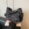 Bolso nuevo de mezclilla 2026 para mujer, con múltiples bolsillos, una correa para el hombro y un diseño cruzado.. Este pequeño bolso de estilo retro es versátil, tiene un aspecto vintage y es una opción de moda para mujeres.