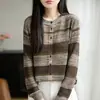 Cárdigan de Punto Rayado Retro Color Block para Mujer 26 Nuevo Cuello Redondo Botones Adelgazante Alto Sentido de Gama Reductor de Edad Capa Base Ropa Exterior Suéter