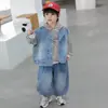 Conjunto Jeans de Primavera para Meninos 2026 Novo Conjunto de Primavera e Outono Infantil Colete Moletom Conjunto de Três Peças Roupas da Moda para Meninos