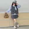 Conjunto de Camisa para Niñas Primavera/Otoño 2026 Nuevo Estilo Chaleco Elegante Camisa Base Falda Plisada Conjunto de Tres Piezas Moderno Genial