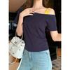 Tiro Real # Camiseta Gris de Manga Corta Falsa de Dos Piezas con Hombro Descubierto para Mujer Otoño 2025 Nuevo Estilo Cintura Plisada Hombros Descubiertos