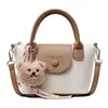 Bolso Pequeño Cuadrado Nuevo Otoño 2026 con Patrón de Lichi para Mujer, Bolso Cruzado Versátil Estilo Coreano con Colgante de Oso de Peluche, Bolso de Hombro para Viajes Diarios