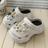 Zapatos con agujeros para realzar la altura para mujer en verano con suelas gruesas para uso en exteriores 2025 nuevos sandalias antideslizantes para pisar barro de celebridad de internet en la playa
