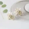Brincos de Tarraxa Florais de Liga Metálica Estilo Coreano Etéreo Elegantes Simples Pérola Design de Nicho Sentido Joia de Alto Padrão de Luxo Leve para Mulheres