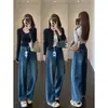 ¡El ajuste es perfecto! Estos jeans de alta calidad, adelgazantes, de cintura alta, pierna recta y pierna ancha en un clásico azul medio están diseñados para hacer que tus piernas se vean más largas.. Nuevo estilo otoño/invierno para mujer