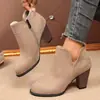 Comercio exterior transfronterizo para mujer talla grande, nuevo estilo otoño e invierno, botines negros de gamuza con tacón grueso, cierre lateral y diseño de corte en V