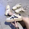Sapatos Brancos de Verão Chiques Sapatos de Solado Primavera e Verão Respiráveis Sapatos Retro Femininos Femininos 2025 Espessos Novos Esportivos Casuais
