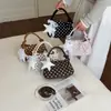 Bolso de hombro de lunares de moda para pedidos extranjeros, bolso cruzado versátil de alta apariencia para el verano de 2026, bolso de mano versátil estilo coreano