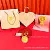 Chaveiro de Biscoito Dourado Puro para Recém-Casados Felizes Buquê de Flores Criativo Conjunto de Presente para Dia dos Namorados e Dia dos Namorados Chinês Atacado Personalizado