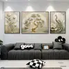 Pintura decorativa moderna para sala de estar em bege e dourado champagne, design de veado dourado e folha de ginkgo de luxo leve, adequada para pendurar na sala de estar, quarto ou sala de jantar