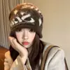 Gorro de tricô estilo ins coreano para outono e inverno, quente e protege as orelhas, moderno e versátil, com estampa de letras e aba larga