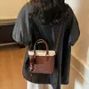 Bolso Vintage Esmerilado de Nicho para Mujer 2025 Nuevo Versátil para el Trabajo al Hombro Debajo del Brazo Bolso Cubo de Mano Versátil