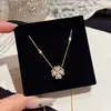 Colar Flor de Trevo de Quatro Folhas, Design de Nicho de Luxo Leve, Coração da Sorte, Corrente de Clavícula Versátil de Alta Qualidade, Colar Exquisito e Elegante, Simples e Moderno