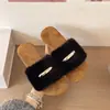 Fivela de metal de nicho transfronteiriça alça chinelos peludos vestuário feminino para exterior outono e inverno moda superfície de pelúcia de pelo de coelho sola plana slip-on