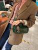 A bolsa popular deste ano feminina de grande capacidade de primeira camada textura de couro macio bolsa pequena bolsa mensageiro de banda larga nicho bolsa de travesseiro retrô