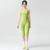 Conjunto de top de ginástica para yoga com gola halter e costas bonitas, com bojos no peito, e calça de yoga 7/8 de cintura alta com fenda, conjunto de duas peças para fitness e esportes