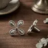 Manija de puerta de armario de aleación de zinc niquelada cepillada de trébol de cuatro hojas, manija pequeña moderna mate simple para cajón, gabinete, gabinete de vino