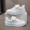 Zapatos Blancos para Niños 2026 Primavera y Otoño Nuevos de Malla Transpirable Zapatos Deportivos Blancos para Niños Zapatos Casuales de Tabla para Niñas Modernos