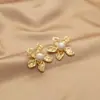 Arete Exagerado Retro Dorado Flor Dorada Sin Oreja Estilo Atmosférico Europeo y Americano Estilo Frío Elegante Plato para Mosquitos Incensarios Pinza para Oreja para Mujeres
