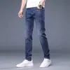Jeans ajustados de mezclilla elástica para hombre, estilo coreano, de alta gama, ajustados, skinny, para la temporada Primavera/Verano 2026 en Hong Kong, pantalones largos casuales de moda