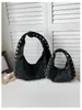 Bolsa de Ombro Única com Rebites de Moda em PU Feminina 2025 Nova Bolsa de Mão Formato Dumpling Bolsa Transversal Simples Versátil