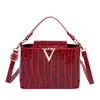 2025 Nova Moda Padrão Crocodilo Ferragem em Forma de V Elegante Bolsa Feminina Textura Retrô Bolsa de Ombro Transversal para o Dia a Dia