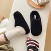 Chinelos Birkenstock estilo slip-on com sola grossa e que aumentam a altura, com cabedal peludo, projetados para mulheres usarem ao ar livre, novo estilo outono/inverno com forro de fleece adicionado.