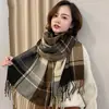 Bufanda tipo cachemir para mujer otoño e invierno nueva pareja casual japonesa versátil bufanda gruesa cálida pata de gallo borla
